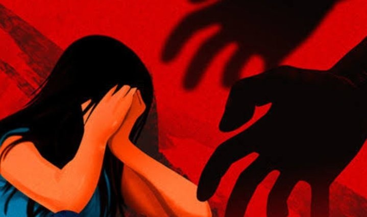 धक्कादायक! चुलत काकाने अल्पवयीन पुतणीला प्रेमाच्या जाळ्यात अडकवून पळवले; धाड पोलिसांची त्वरित कारवाई