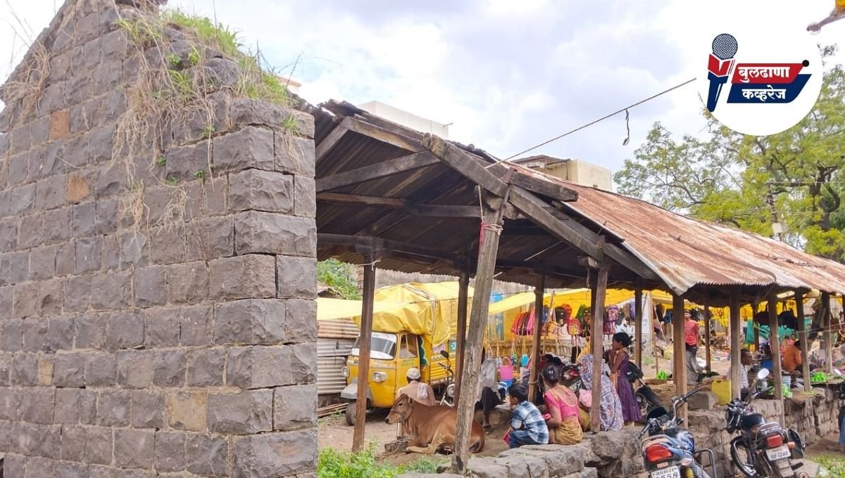 मलकापूर पांग्रा आठवडी बाजारातील जीर्ण गाळ्यांमुळे व्यवसायिकांच्या जीवितास धोका; प्रशासनाचे दुर्लक्ष