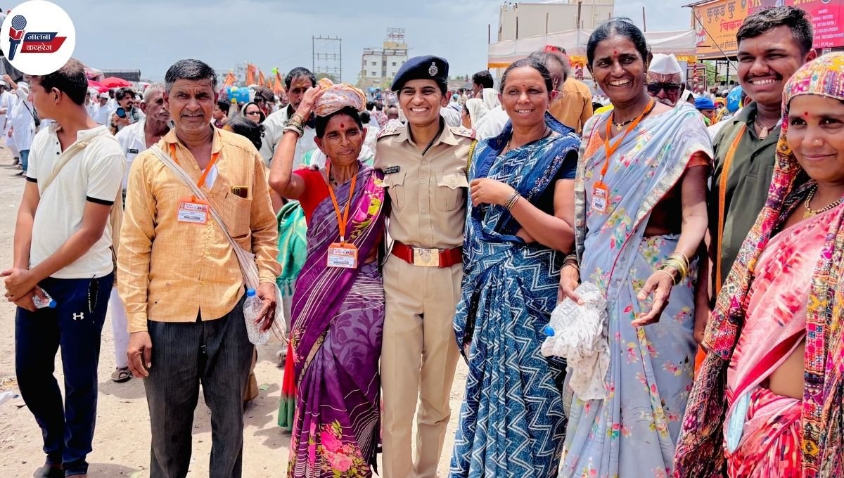 आषाढी वारीत भक्ती आणि कर्तव्याचा अनोखा संगम: PSI शितल दळवी यांची वारीत आई- वडिलांची भावनिक भेट