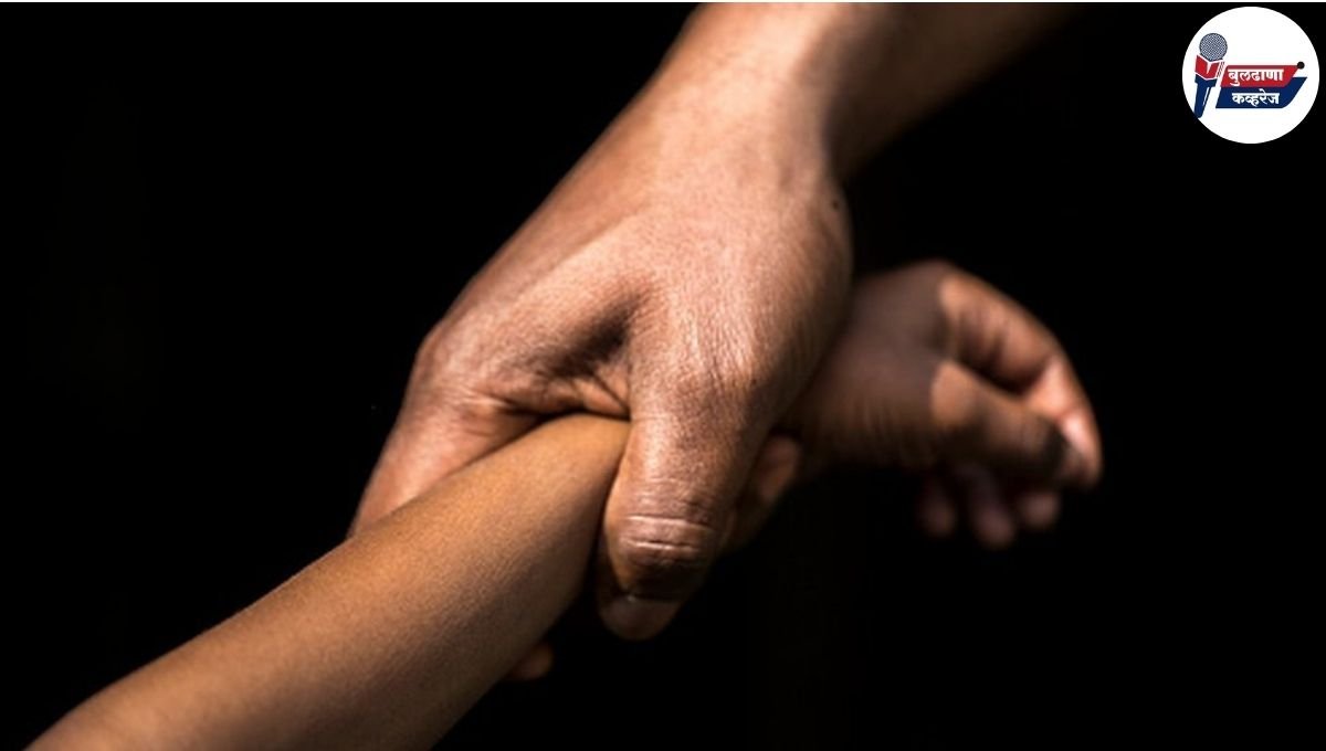 जन्मदात्या बापाने केला अकरा वर्षाच्या मुलीवर….! – आईने झाऱ्याने फोडले हात, पोलिसांत गुन्हा दाखल!