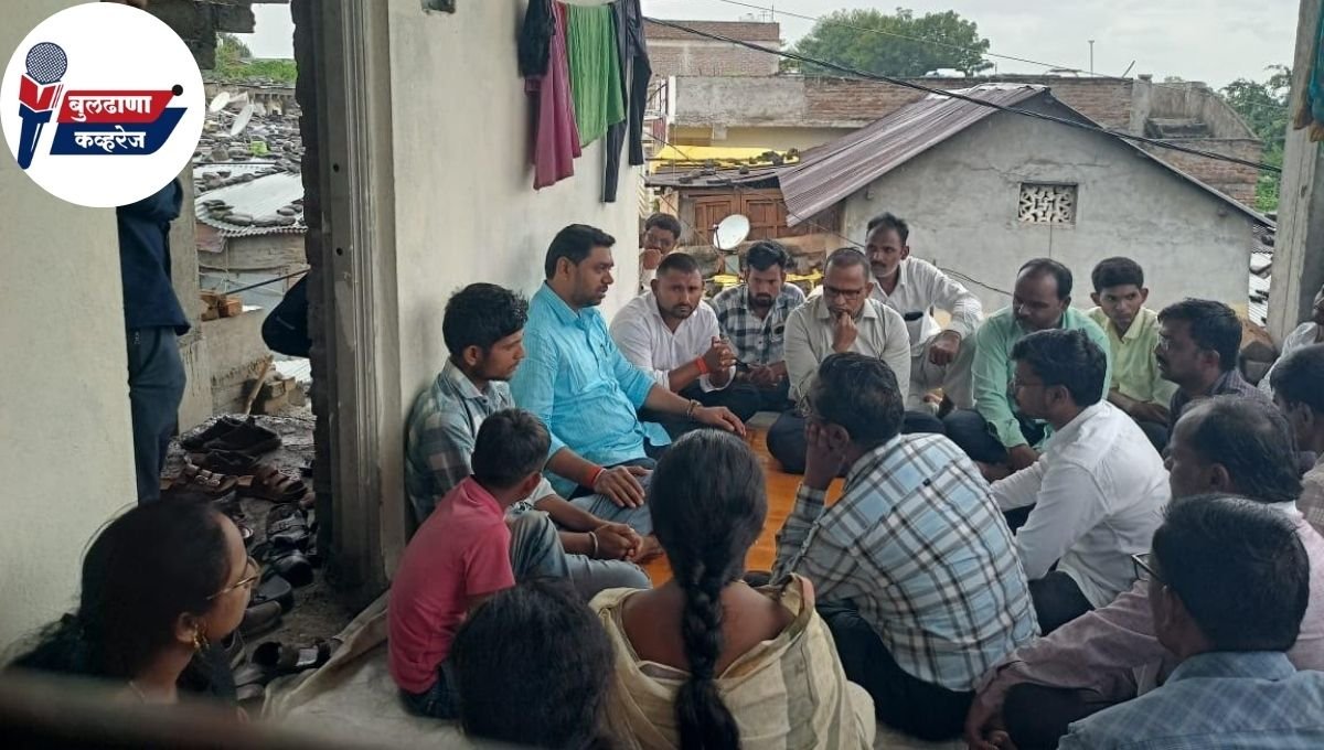 भरोसा येथील शेतकरी थुटटे दाम्पत्याच्या आत्महत्येनंतर आमदार मनोज कायंदे व अधिकाऱ्यांनी घेतली कुटुंबाची भेट