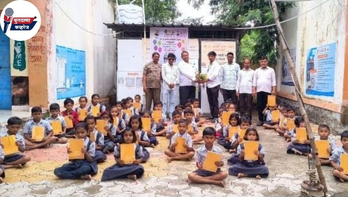 ग्राहक उपभोक्ता संरक्षण समितीच्या वतीने गरजू विद्यार्थ्यांना शालेय साहित्य वाटप