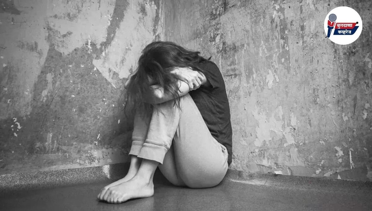 “पप्पी दे” असे म्हणत ७३ वर्षीय म्हाताऱ्याने क्लिनिकमध्ये जाऊन २७ वर्षाच्या रिसेप्शनिस्ट ला एकट पाहून लावला गालाला हात...